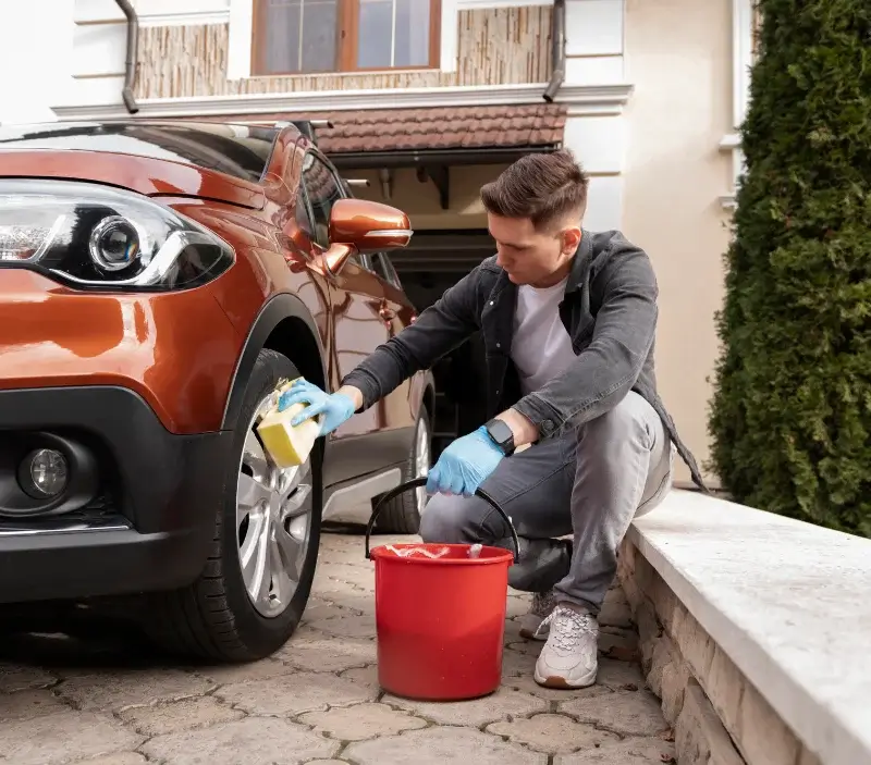Lavage auto à domicile Saint-Maurice-en-Rivière : professionnel intervenant sur un véhicule